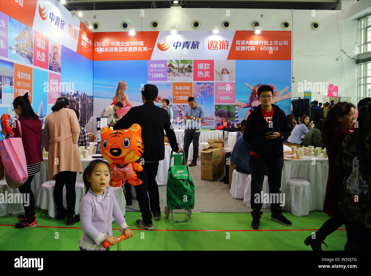 --FILE -- la gente visita lo stand della CYTS (China Youth Travel Service) durante una mostra a Pechino, in Cina, il 3 aprile 2017. Il China Youth Travel Service Foto Stock