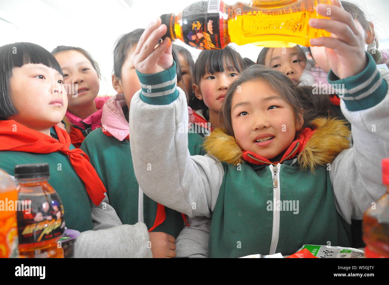 --FILE--alunni di una scuola elementare sono insegnato circa la sicurezza alimentare con l aiuto di dipendenti dal locale industriale e gestione commerciale bur Foto Stock