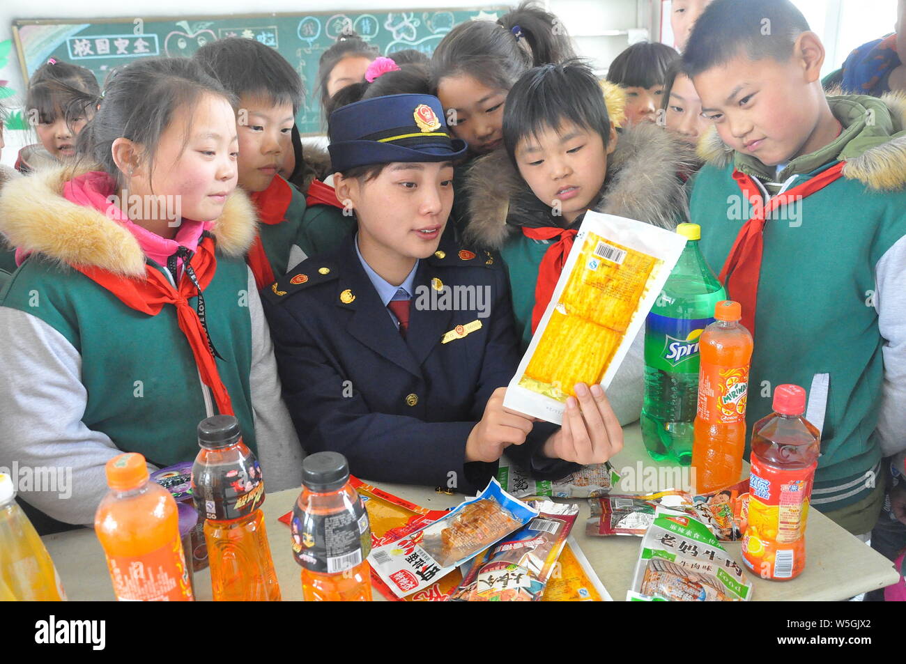 --FILE--alunni di una scuola elementare sono insegnato circa la sicurezza alimentare con l aiuto di dipendenti dal locale industriale e gestione commerciale bur Foto Stock