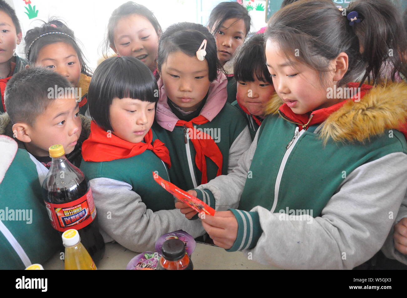 --FILE--alunni di una scuola elementare sono insegnato circa la sicurezza alimentare con l aiuto di dipendenti dal locale industriale e gestione commerciale bur Foto Stock