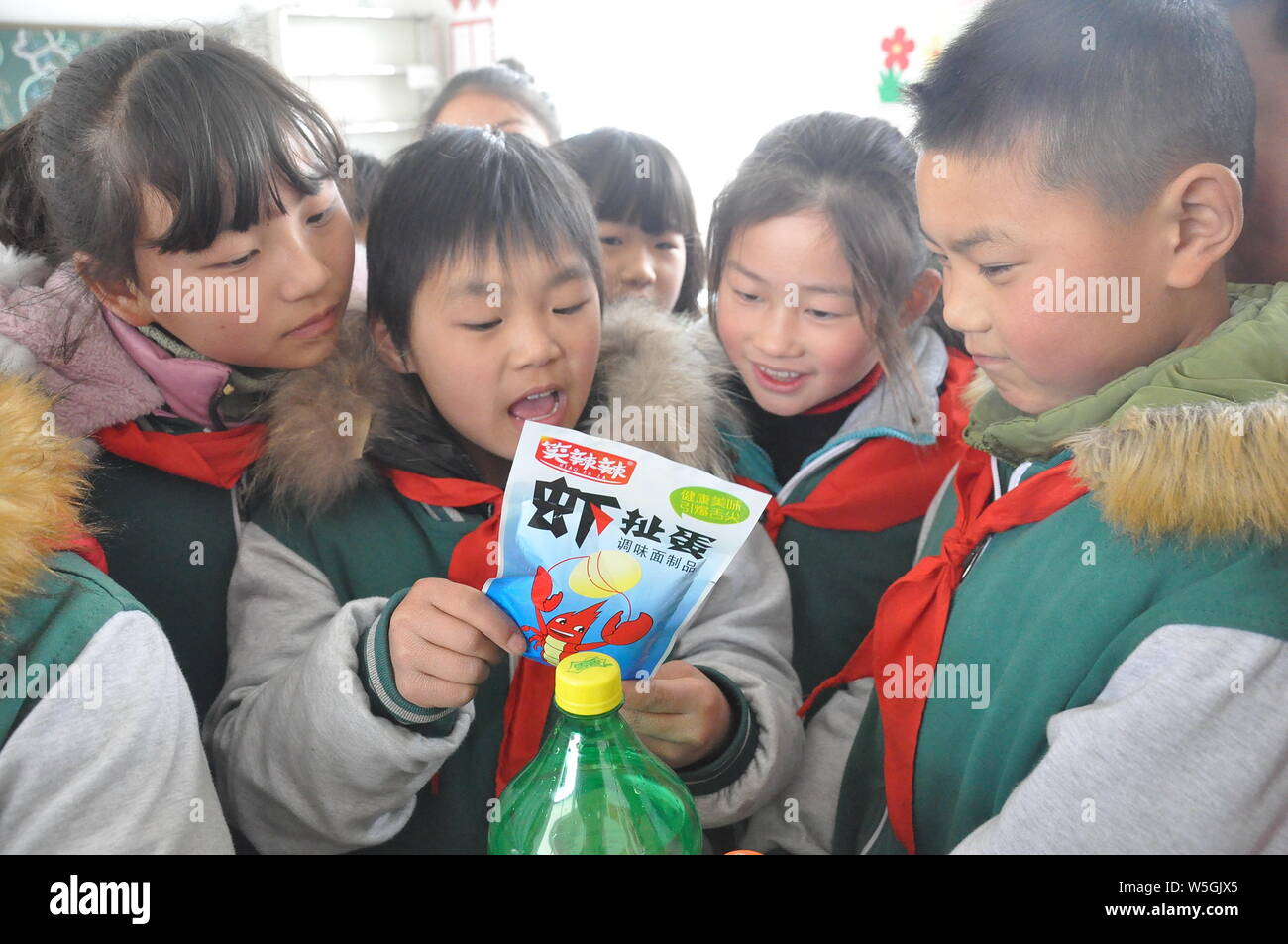 --FILE--alunni di una scuola elementare sono insegnato circa la sicurezza alimentare con l aiuto di dipendenti dal locale industriale e gestione commerciale bur Foto Stock
