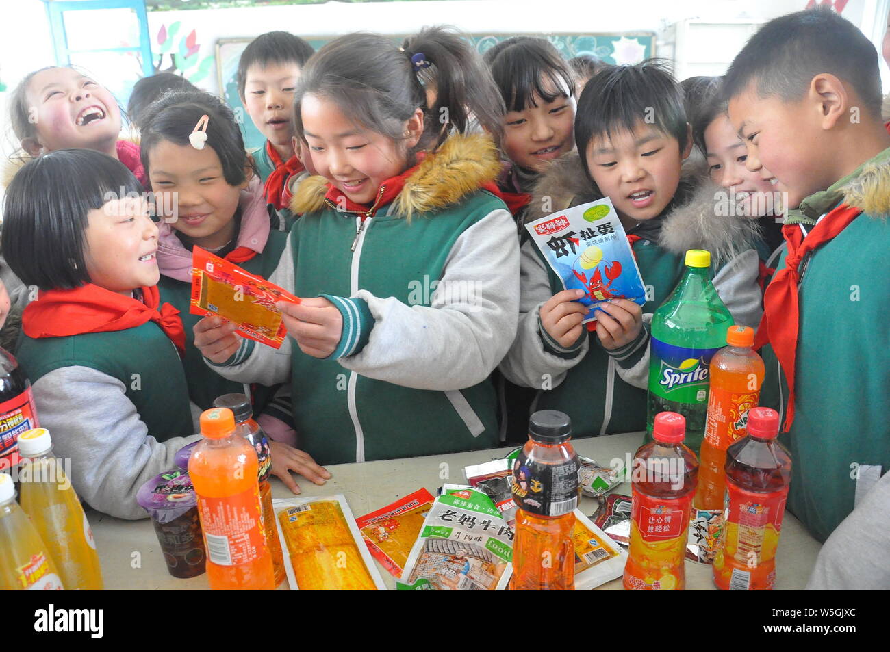 --FILE--alunni di una scuola elementare sono insegnato circa la sicurezza alimentare con l aiuto di dipendenti dal locale industriale e gestione commerciale bur Foto Stock