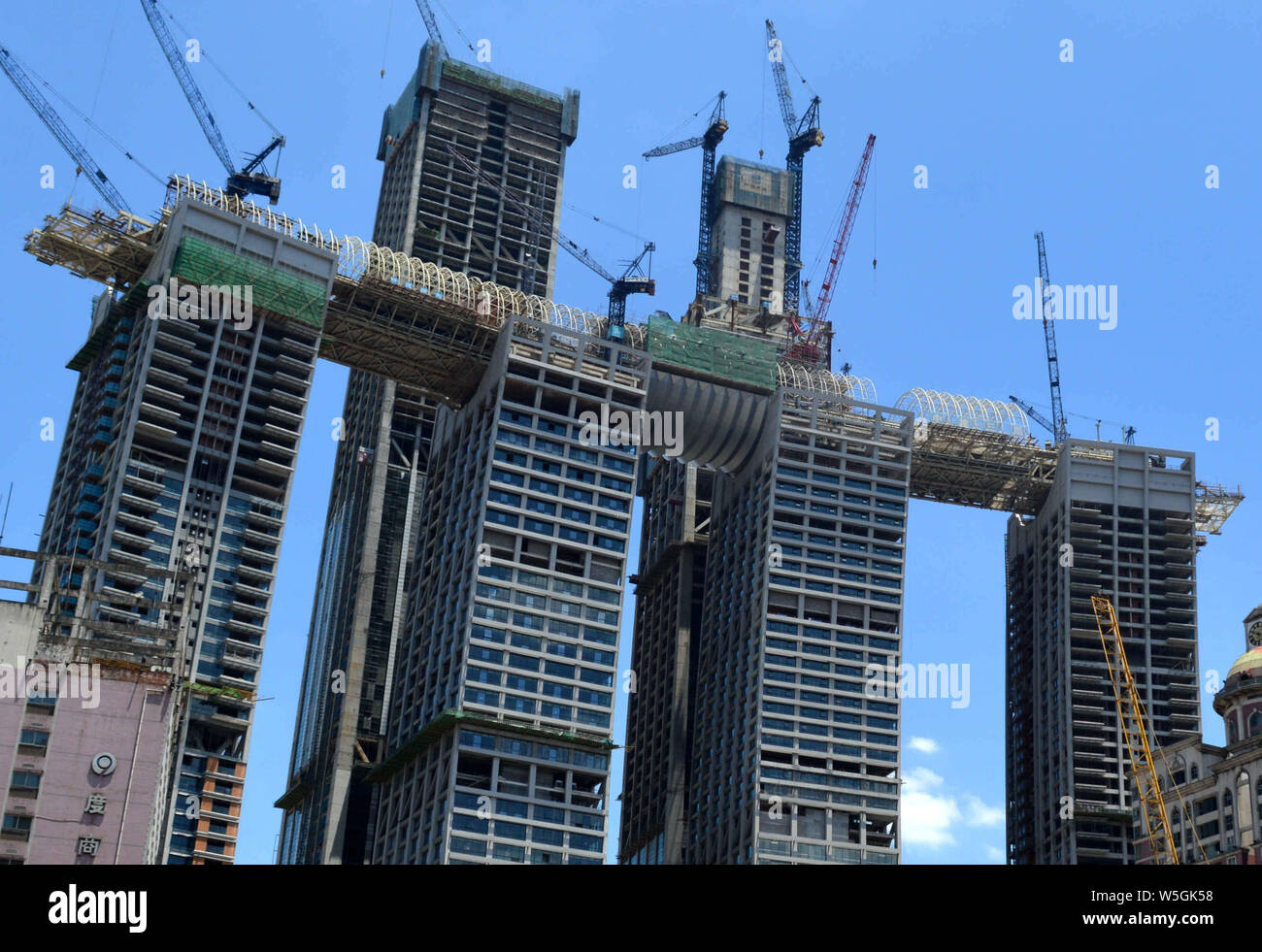 --FILE--Vista del Raffles City, sviluppato da Singapore basata sulla società CapitaLand e progettato dall architetto Israeli-Canadian Moshe Safdie, featuri Foto Stock