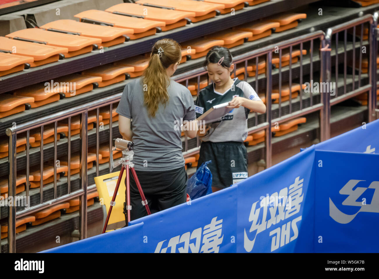 Miwa Harimoto del Giappone colloqui con il suo allenatore nella Junior ragazze Singles corrispondere durante il 2018 la Cina & Junior Cadet Open-ITTF Serie Oro Junior Circ Foto Stock