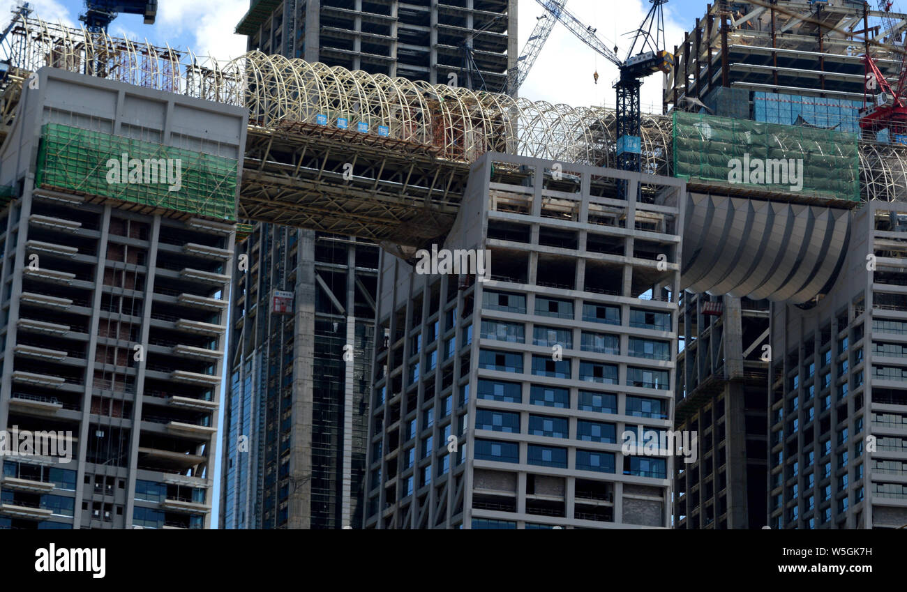 --FILE--Vista del Raffles City, sviluppato da Singapore basata sulla società CapitaLand e progettato dall architetto Israeli-Canadian Moshe Safdie, featuri Foto Stock