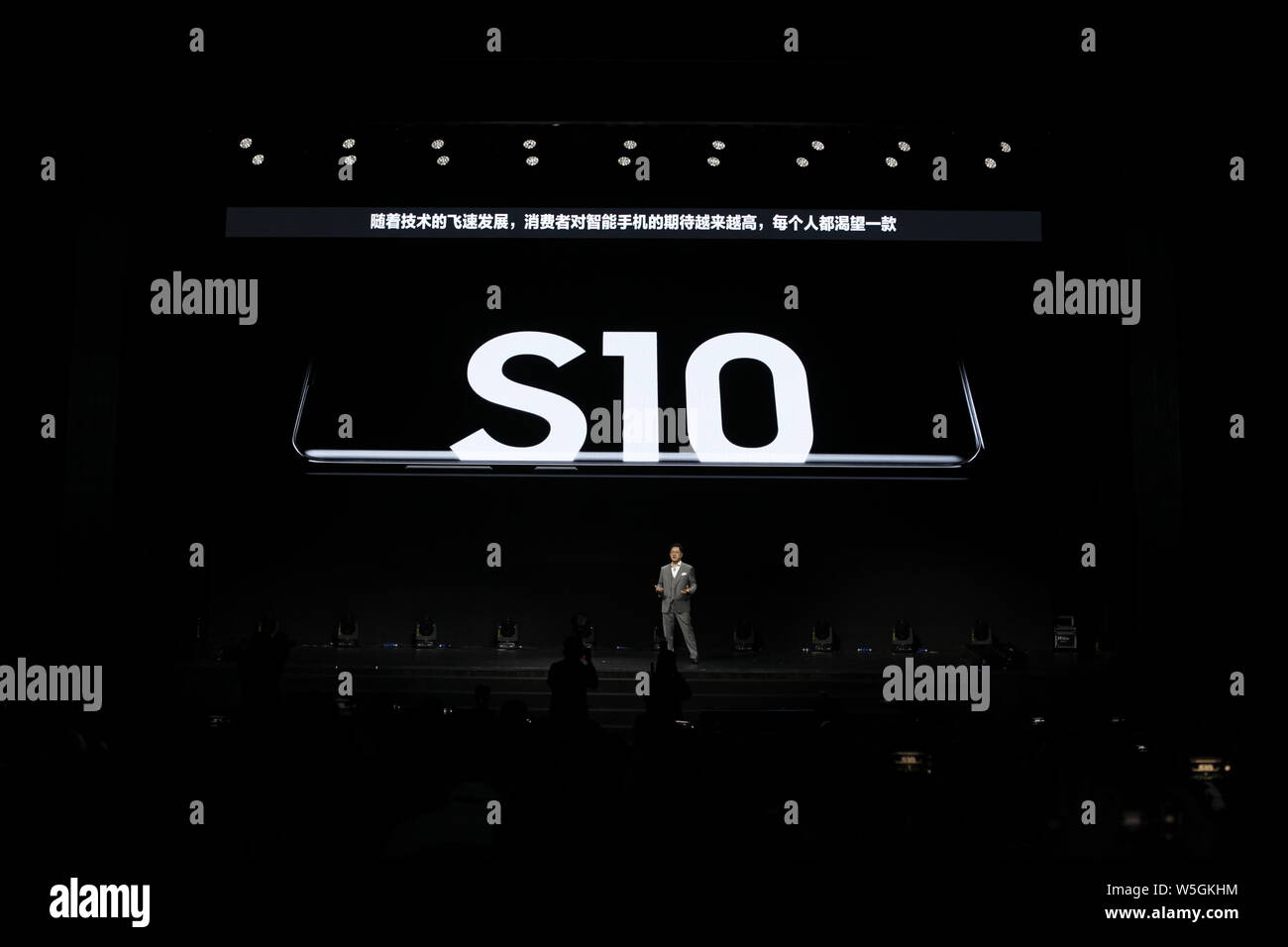 Kwon Gye-hyun, presidente di Samsung Electronics Grande Cina, introduce il Samsung Galaxy S10 smartphone serie durante la manifestazione di lancio in Wuzhen Foto Stock