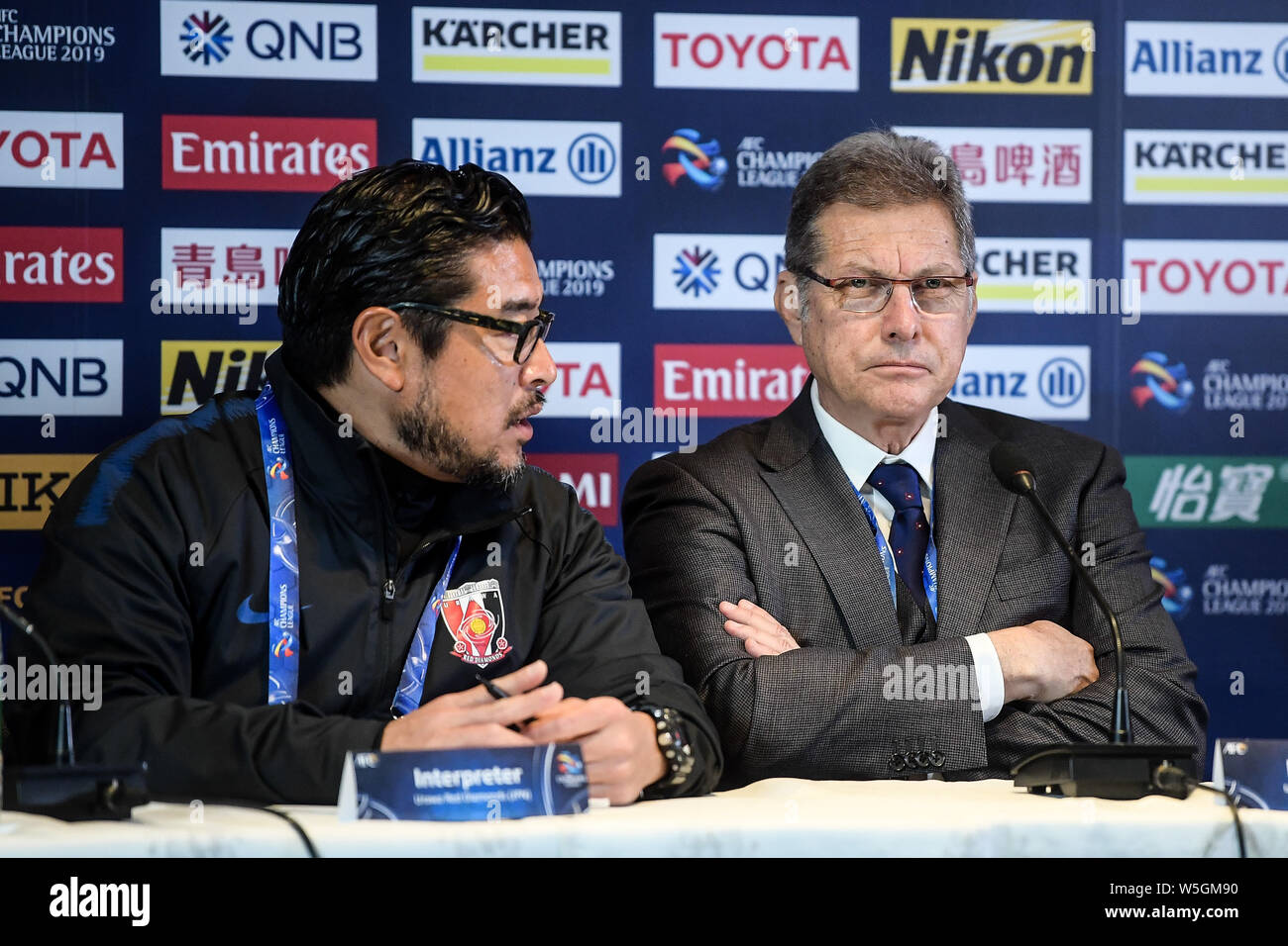 Capo allenatore Oswaldo de Oliveira, a destra del Giappone del Urawa Red Diamonds F.C. partecipa a una conferenza stampa dopo un 0-0 nel gruppo G match contro chi Foto Stock