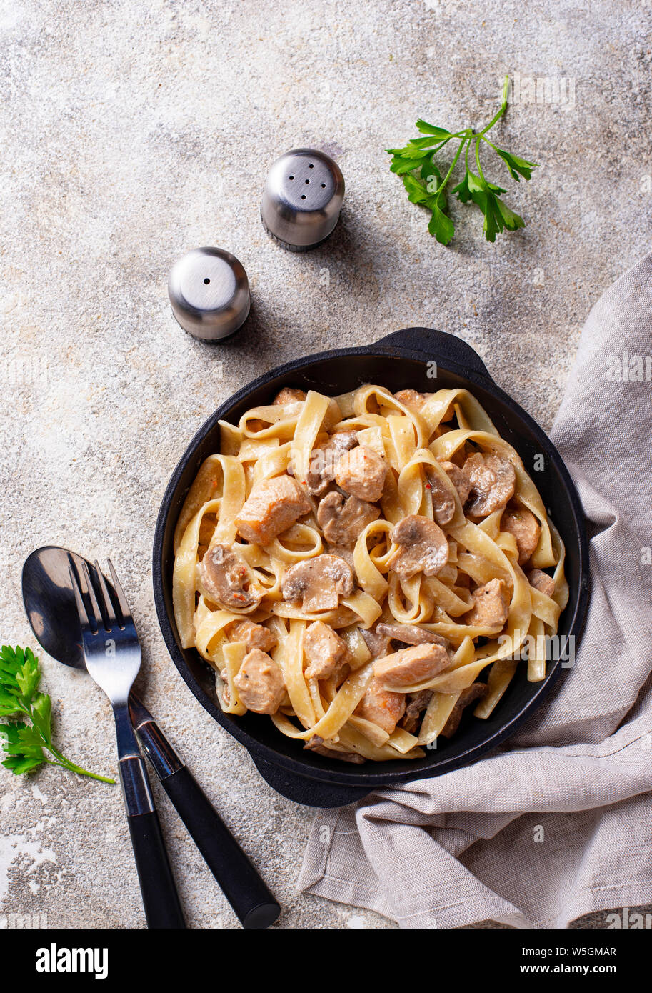 Pasta con pollo e funghi Foto Stock