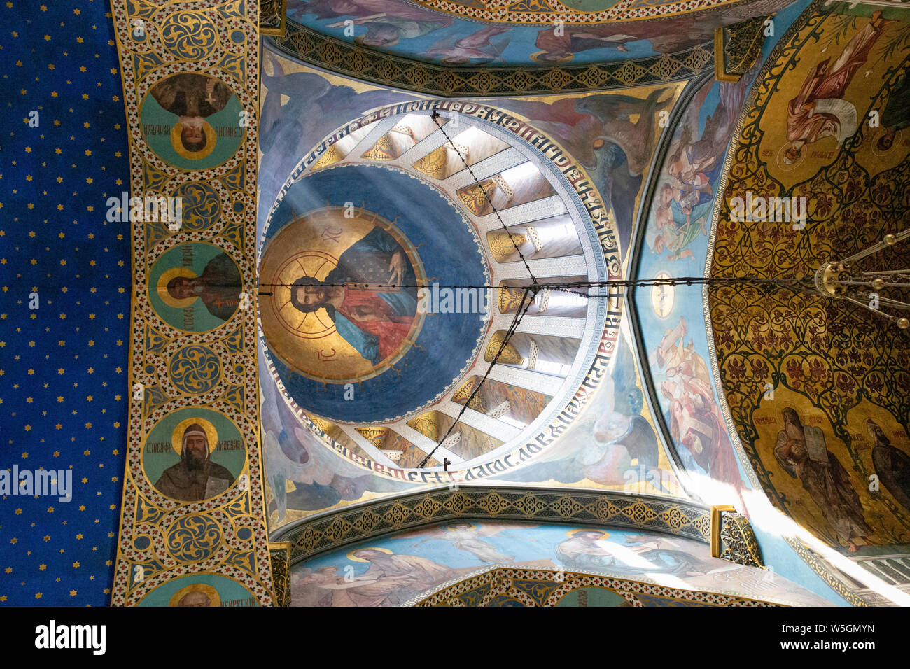 Tbilisi / Georgia - volta della chiesa Riccamente ornata, policromo medievale sul soffitto in una chiesa ortodossa, Foto Stock