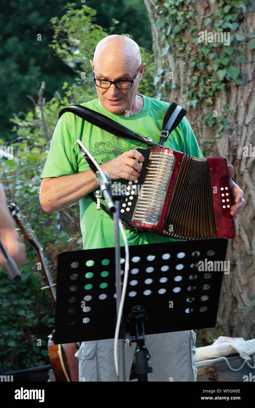 Suonatore di melodeon - un uomo di età compresa tra 60s giocando un melodion uno strumento simile ad una fisarmonica, come un hobby, Cambridgeshire England Regno Unito Foto Stock