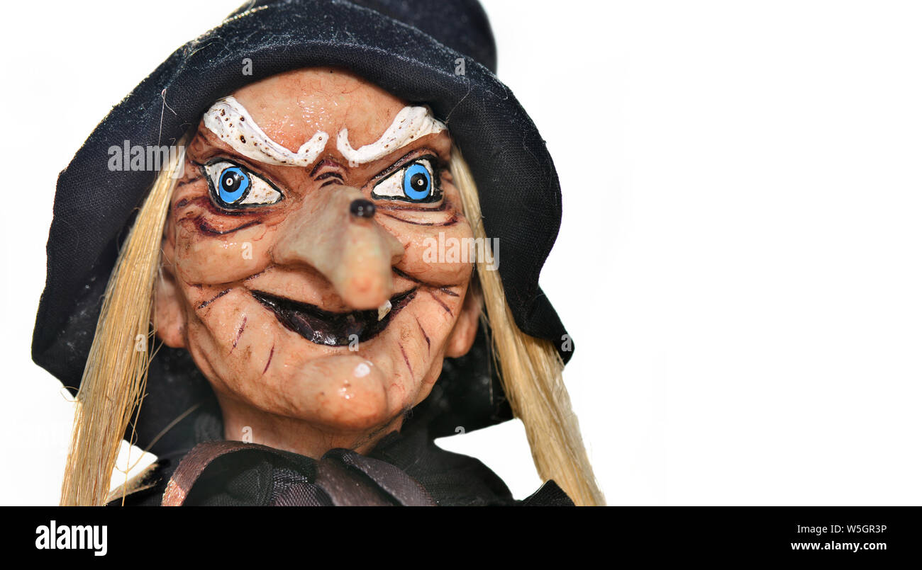 Ritratto di un brutto bambola strega con cappello nero su sfondo bianco Foto Stock