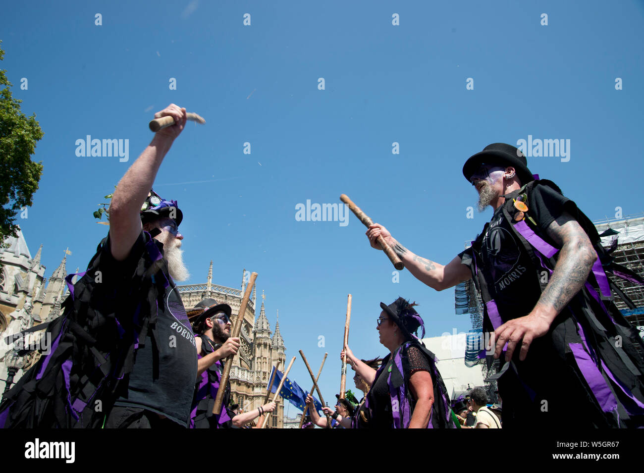 Il 23 luglio 2019. Le case del Parlamento. Morris ballerini protestano a 4 Maggio 2020 essendo designati VE Day celebrazione invece di essere il giorno di maggio vacanza. Foto Stock