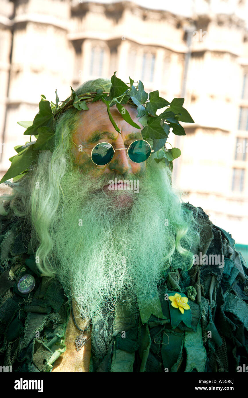 Il Parlamento. Morris ballerini protestano a 4 Maggio 2020 essendo designati VE Day celebrazione invece di essere il giorno di maggio vacanza. Green Man da Hastings. Foto Stock