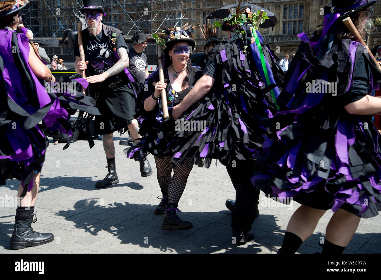 Il Parlamento. Morris ballerini protestano a 4 Maggio 2020 essendo designati VE Day celebrazione invece di essere il giorno di maggio vacanza. Black Swan border morris Foto Stock