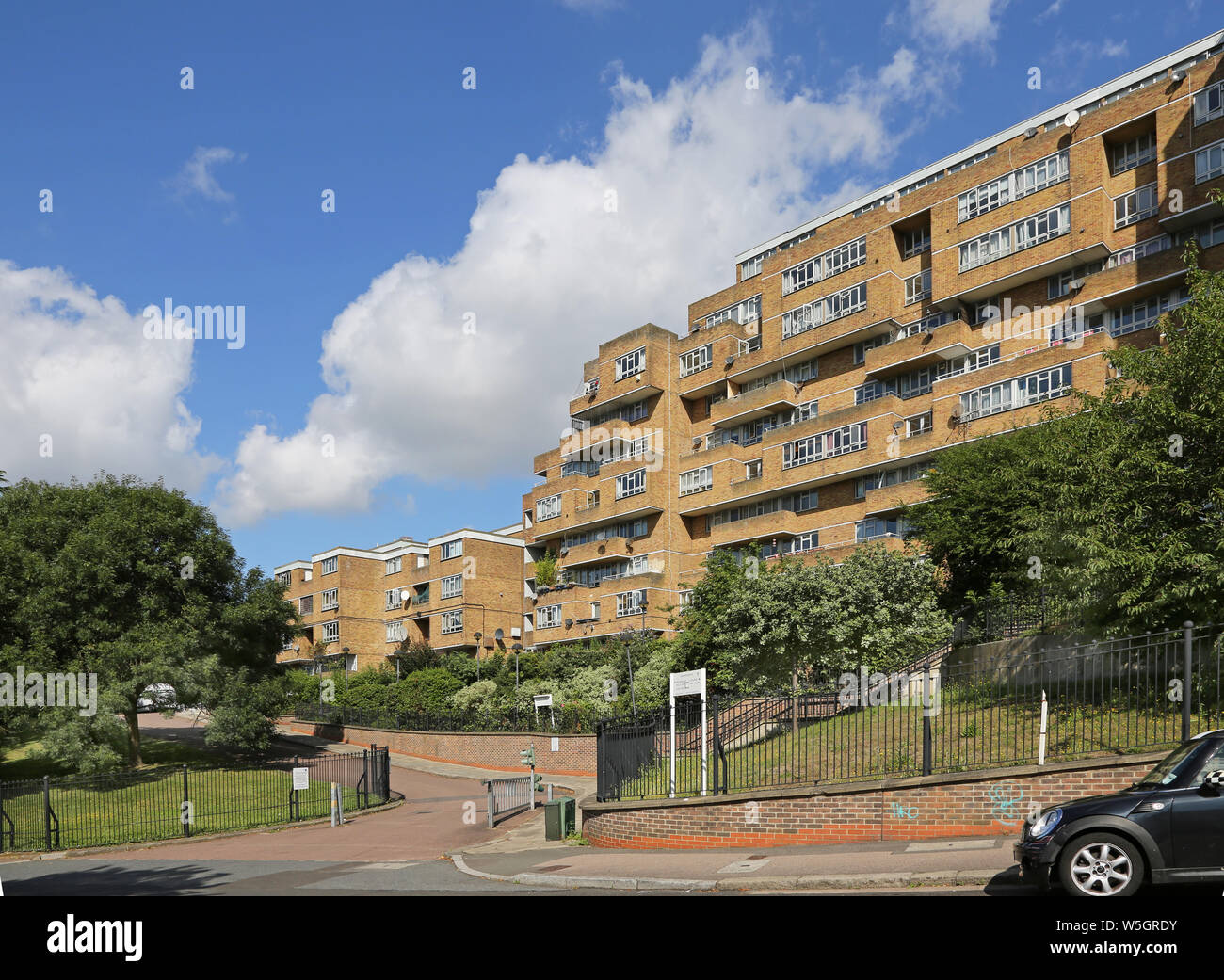 Dawson altezze, il famoso 1960s'edilizia pubblica progetto nel Sud di Londra, progettato da Kate Macintosh. Blocco del nord visto da sud. Foto Stock