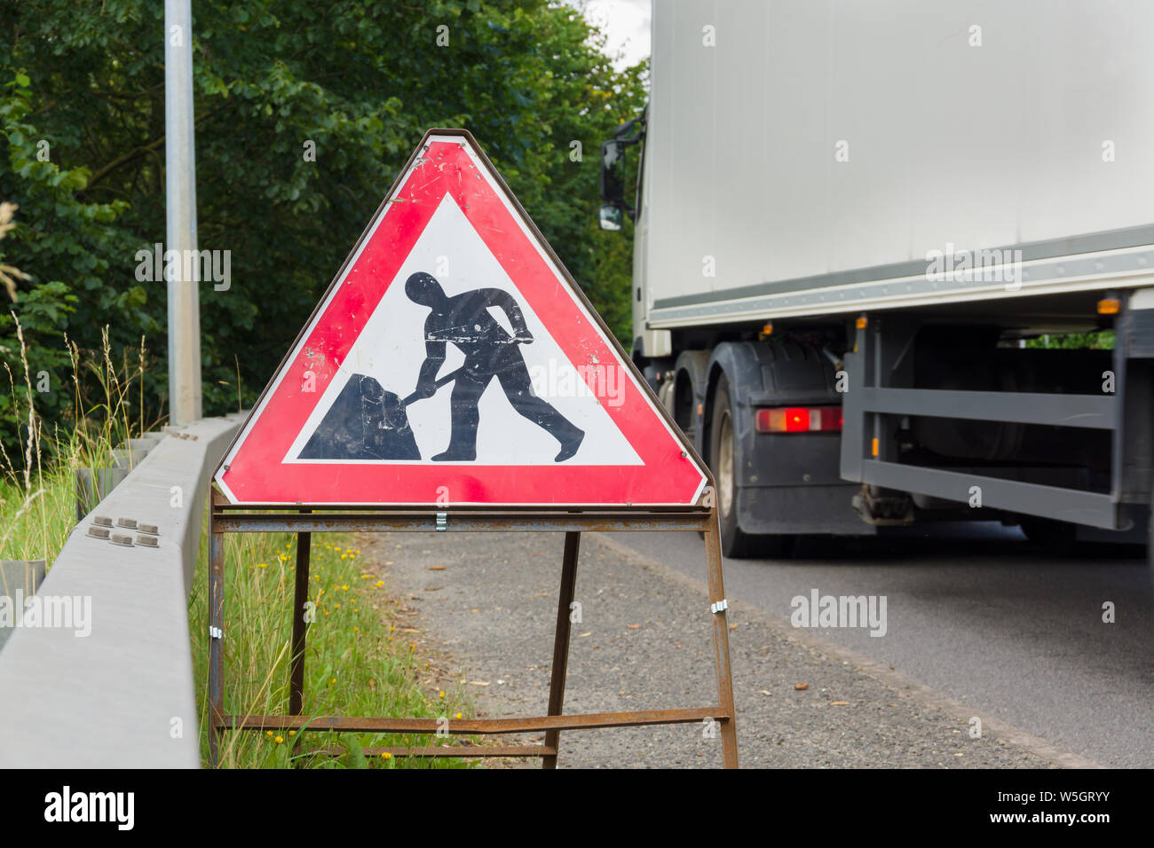 Segnale di avvertimento per lavori stradali temporanei durante i lavori di riparazione dell'autostrada sulla B5070 e A5 fuori dal Galles Chirk Foto Stock