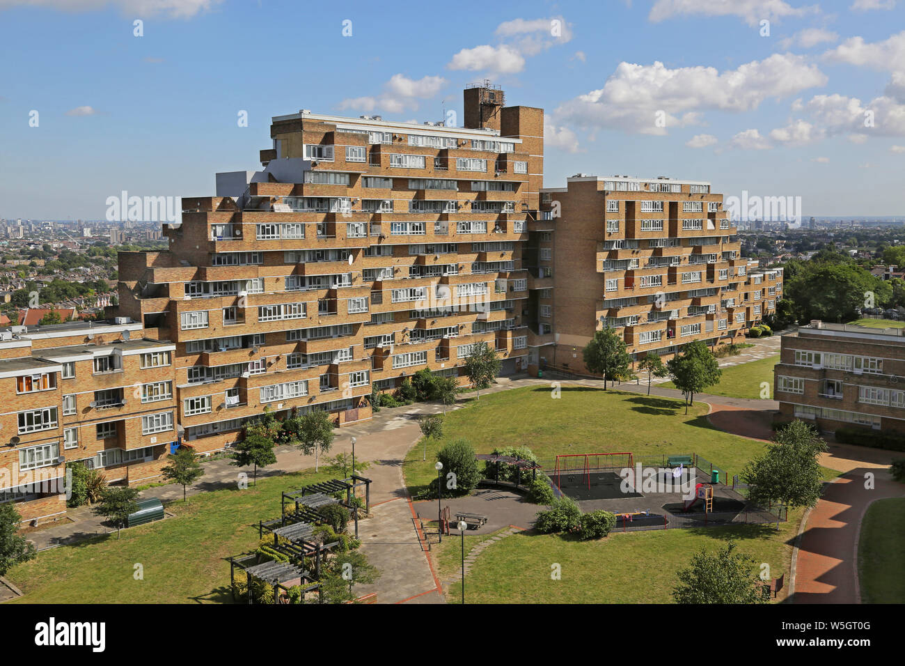 Vista ad alto livello di Dawson's altezze, il famoso 1960s'edilizia pubblica progetto nel Sud di Londra, progettato da Kate Macintosh. Visualizzare il nord dal sud blocco. Foto Stock