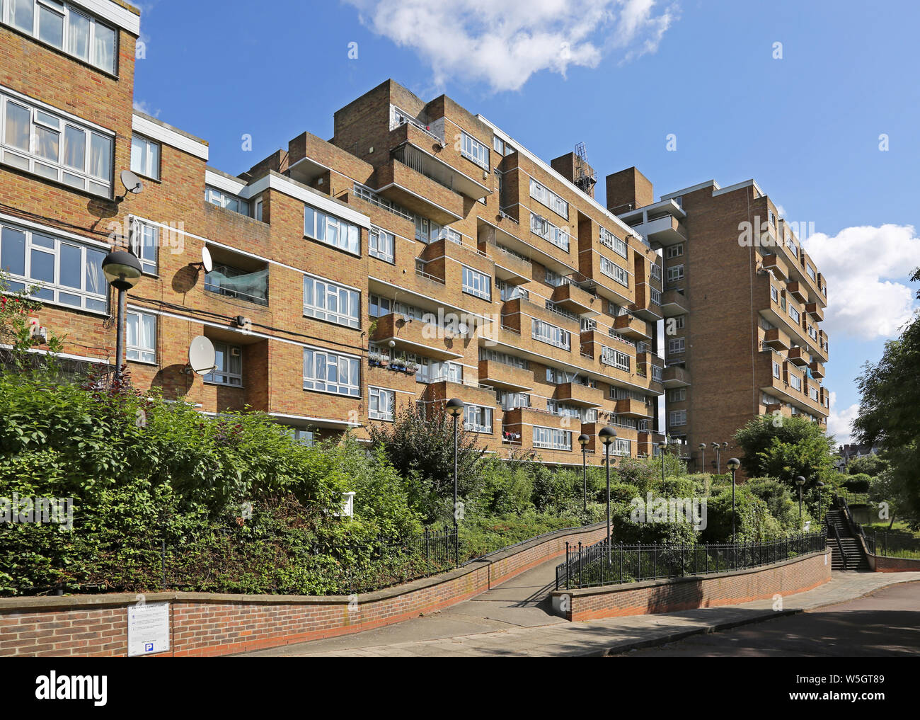 Dawson's altezze, il famoso degli anni sessanta nel sud di Londra pubblica schema di alloggiamento progettato da Kate Macintosh. Elevazione del sud da Overhill Road. Foto Stock