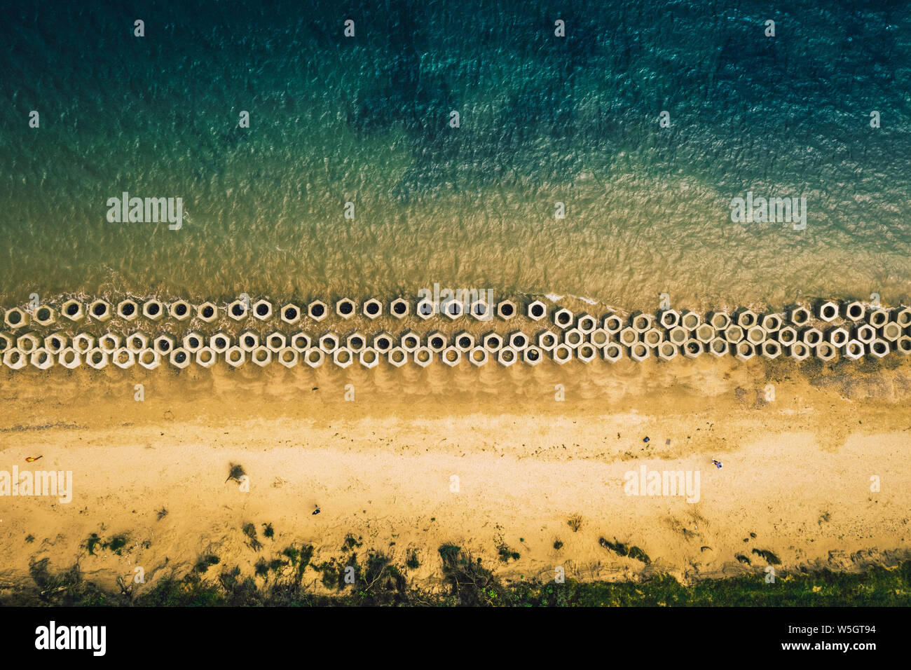 Antenna vista spiaggia con calcestruzzo costiero struttura di protezione Foto Stock