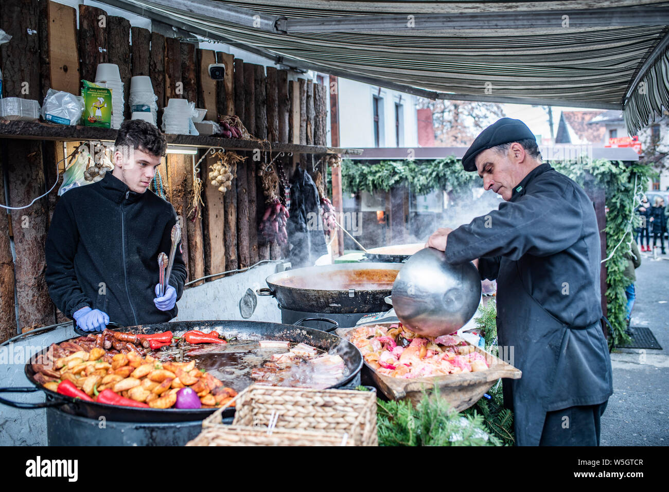 Tradizionale rumena cibo nel mercato di crusca, Transilvania, Romania, Europa Foto Stock