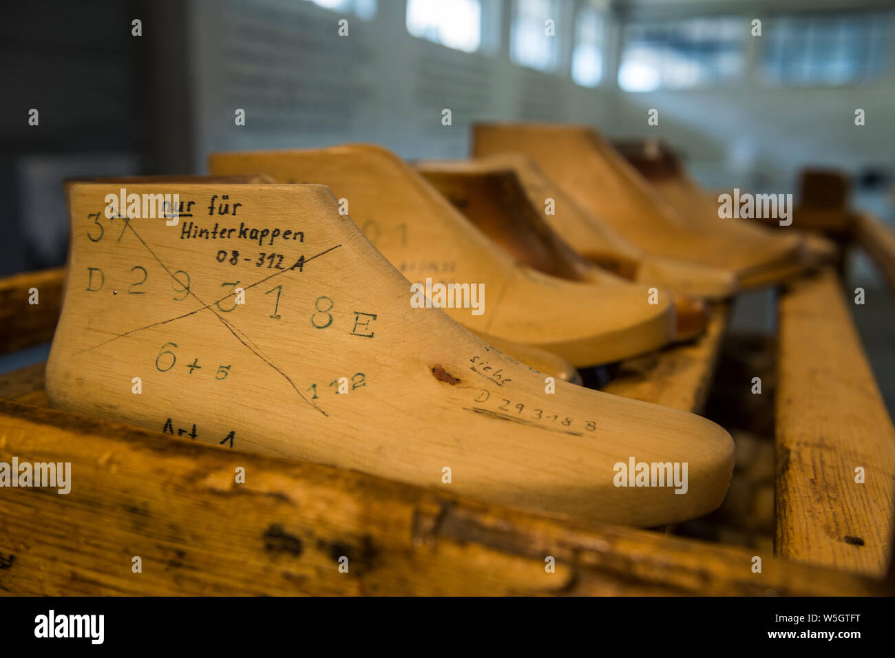 Fabbrica di forme di scarpe immagini e fotografie stock ad alta risoluzione  - Alamy