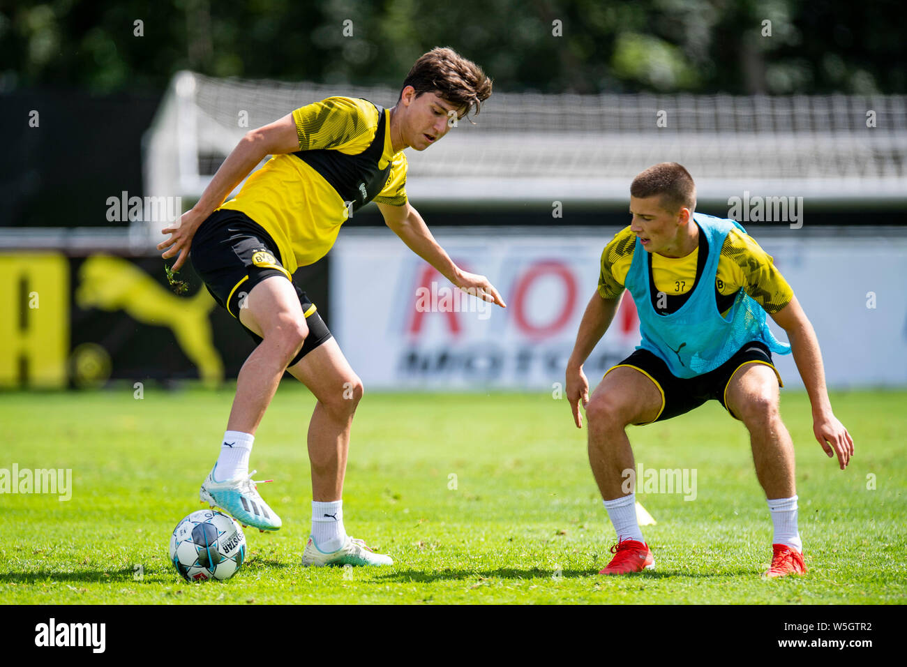 Bad Ragaz, Svizzera. 29 Luglio, 2019. Calcio, training camp Borussia Dortmund: Dortmund Leonardo Balerdi (l) e Dortmund Raschl Tobias lotta per la palla. Credito: David Inderlied/dpa/Alamy Live News Foto Stock