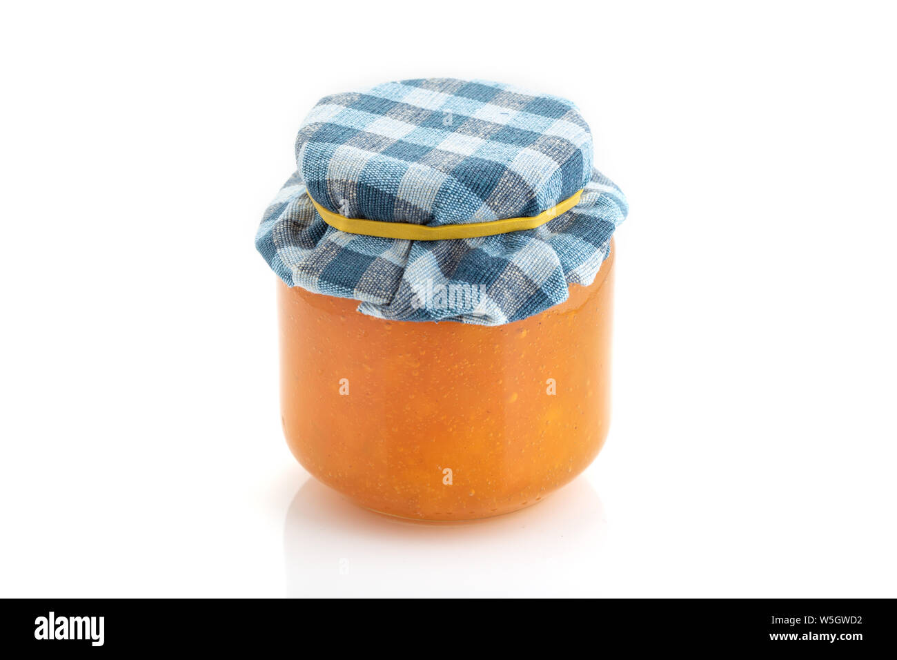 Pentola di in casa di marmellata di prugne isolati su sfondo bianco. Conserve di frutta Foto Stock