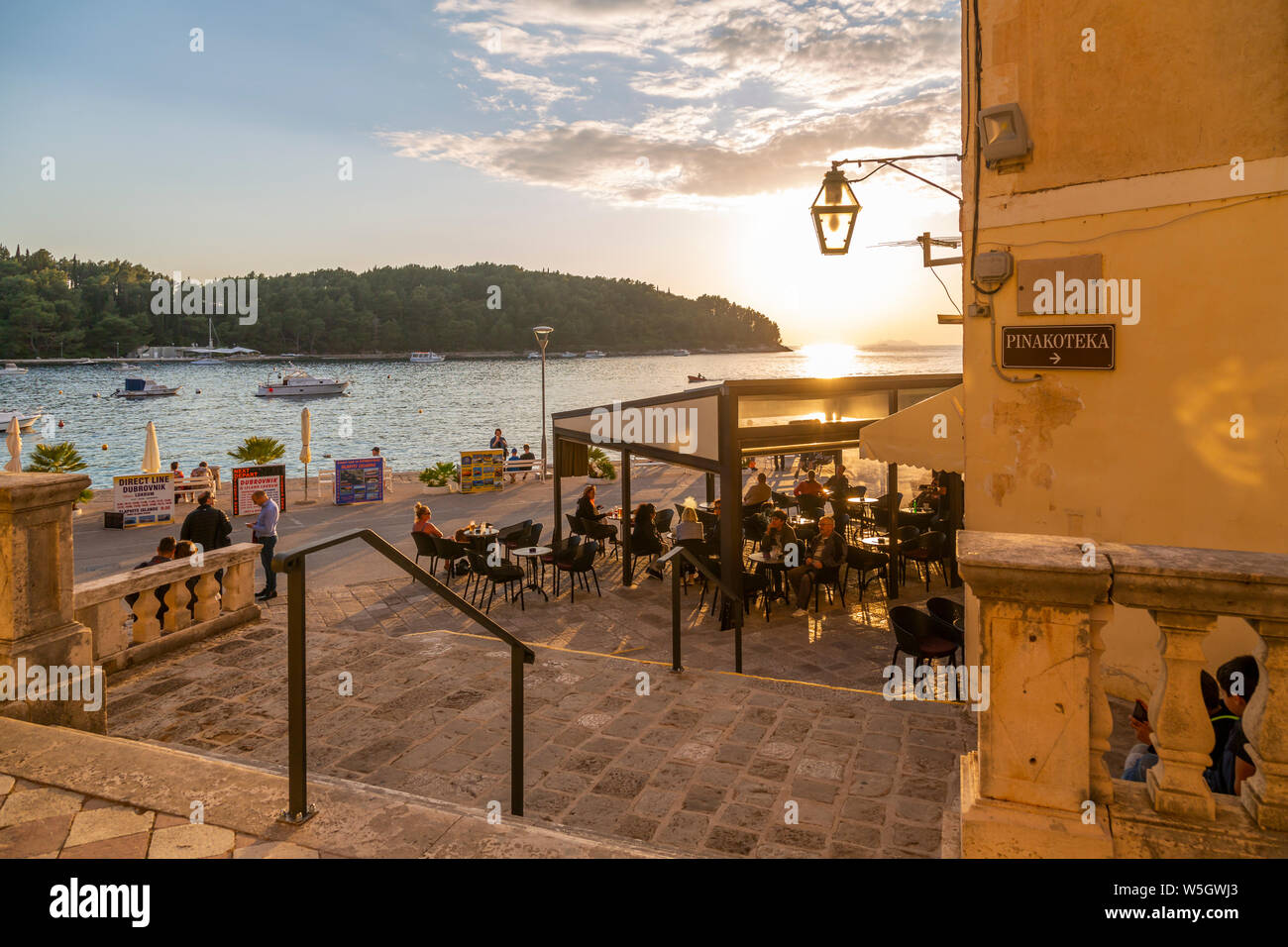 Vista del ristorante al tramonto in Cavtat sul Mare Adriatico, Cavtat, Riviera di Dubrovnik, Croazia, Europa Foto Stock