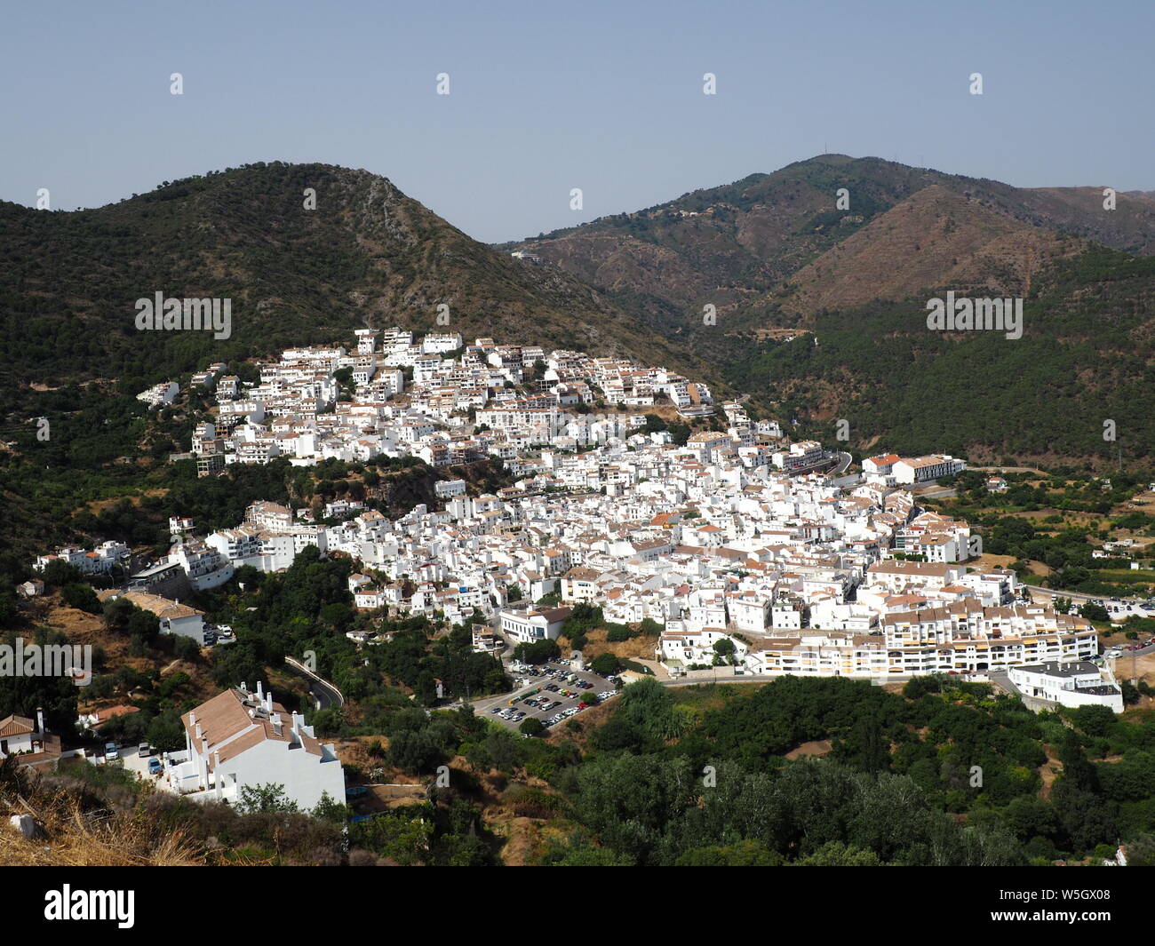 Bianco tipico villaggio di montagna a Ojen, provincia di Malaga, Andalusia, Spagna, Europa Foto Stock