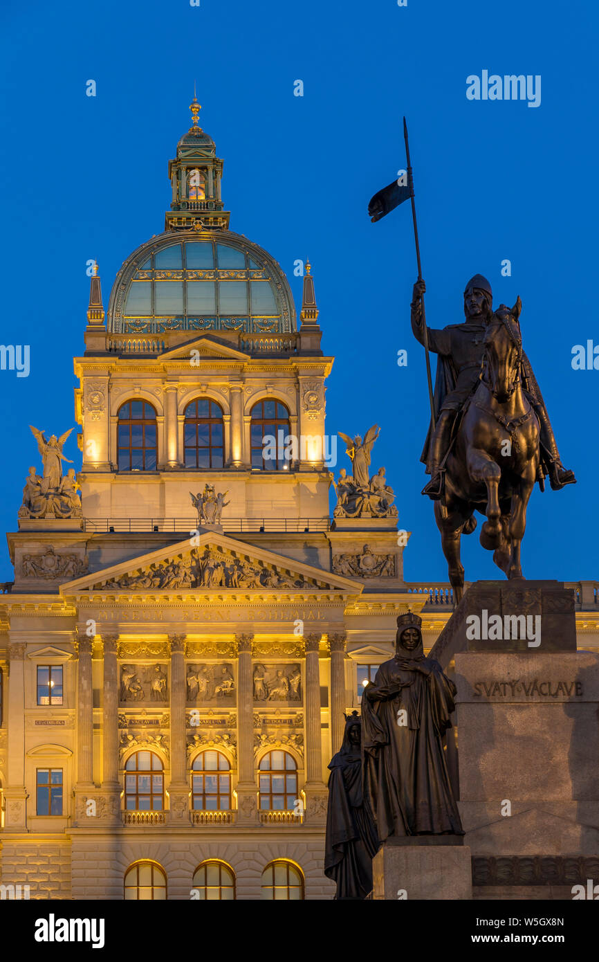 Gli illuminati Museo Nazionale (Narodni muzeum) e la statua di San Venceslao al crepuscolo, Praga, Boemia, Repubblica Ceca Foto Stock