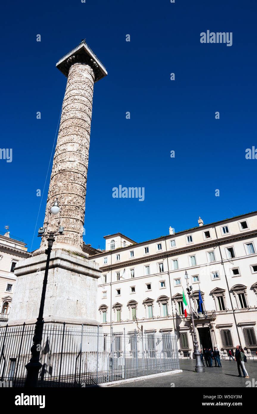 Colonna di Marco Aurelio e dietro a Palazzo Chigi Piazza Colonna, Roma, Lazio, l'Italia, Europa Foto Stock