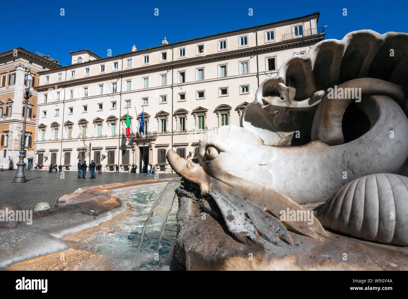 Dolphin della fontana, Piazza Colonna, Palazzo Chigi (residenza del Primo Ministro dell'Italia), Roma, Lazio, l'Italia, Europa Foto Stock