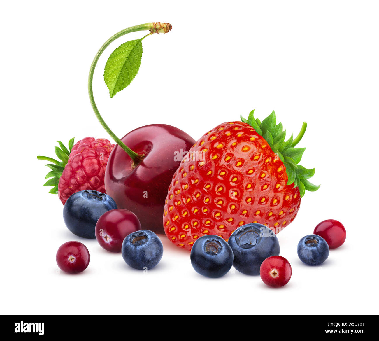 Berry mix isolati su sfondo bianco, la pila di prodotti freschi frutti di bosco Foto Stock