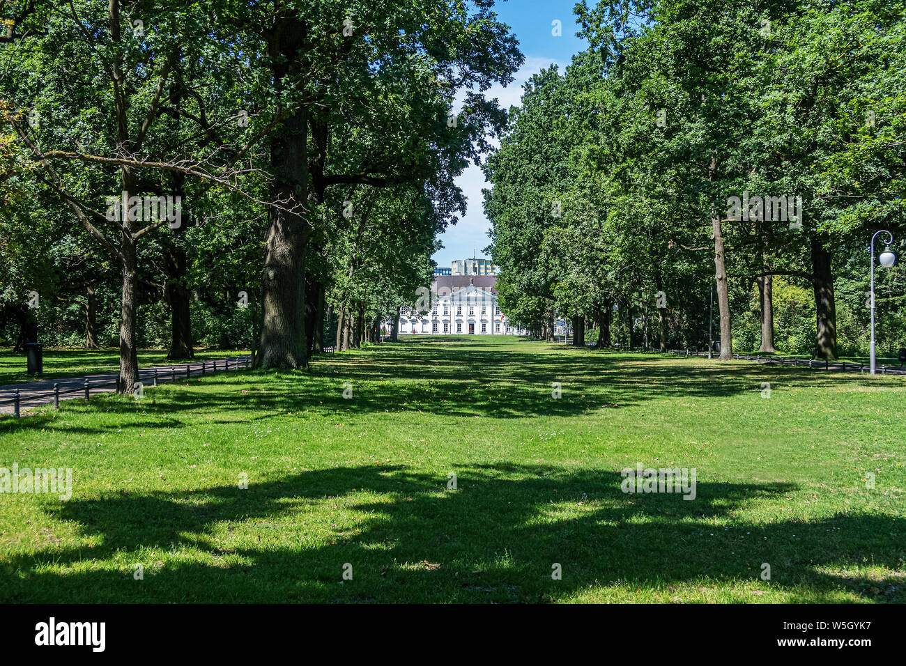 Il parco Tiergarten di Berlino in Germania con il Bellevue Palace a distanza sulla giornata di sole Foto Stock