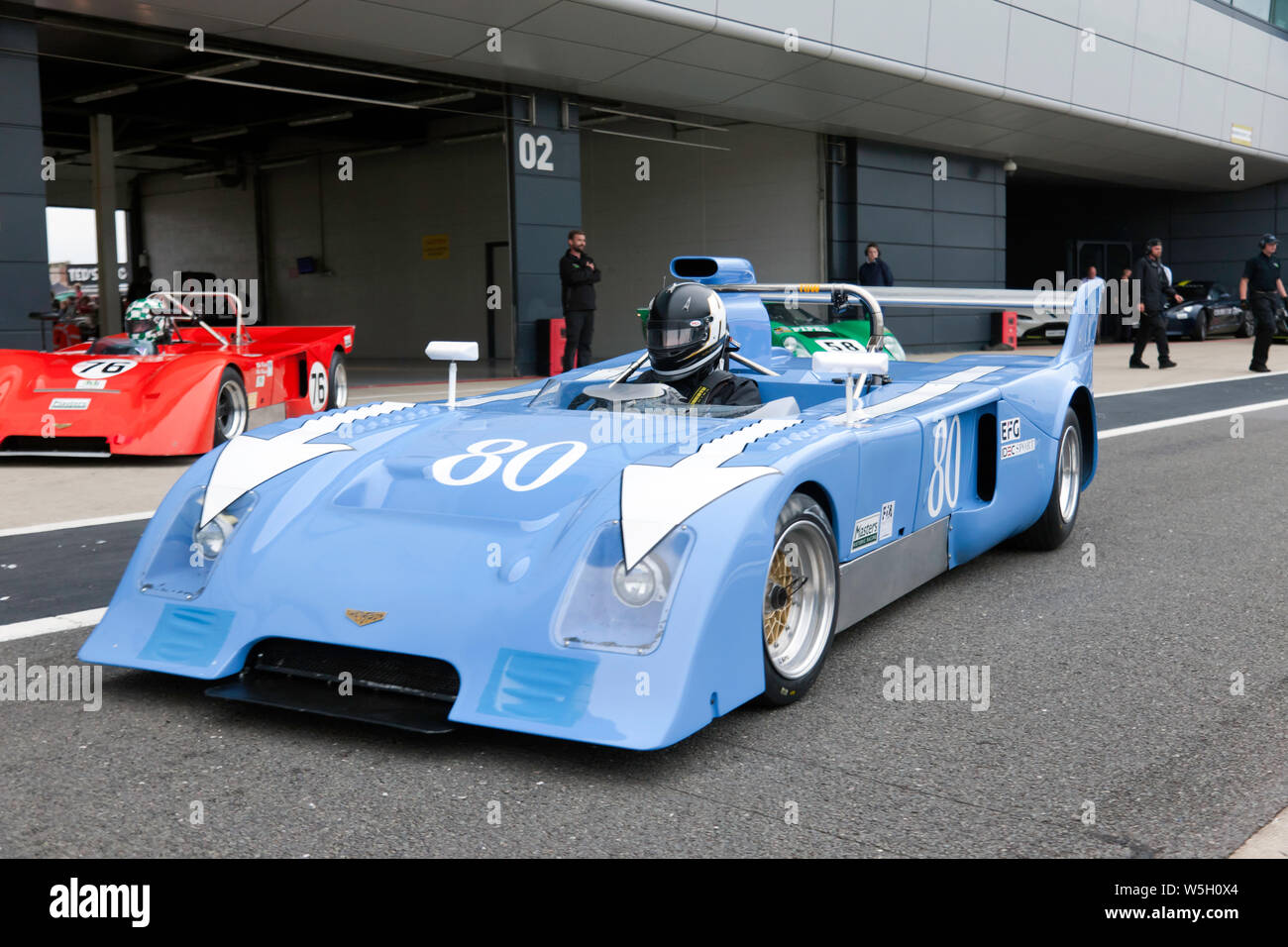 Henry Fletcher guida di un blu Chevron B26 in pit lane, appena prima dell'inizio dell'HSCC Thundersports gara a Silverstone 2019 Classic Foto Stock