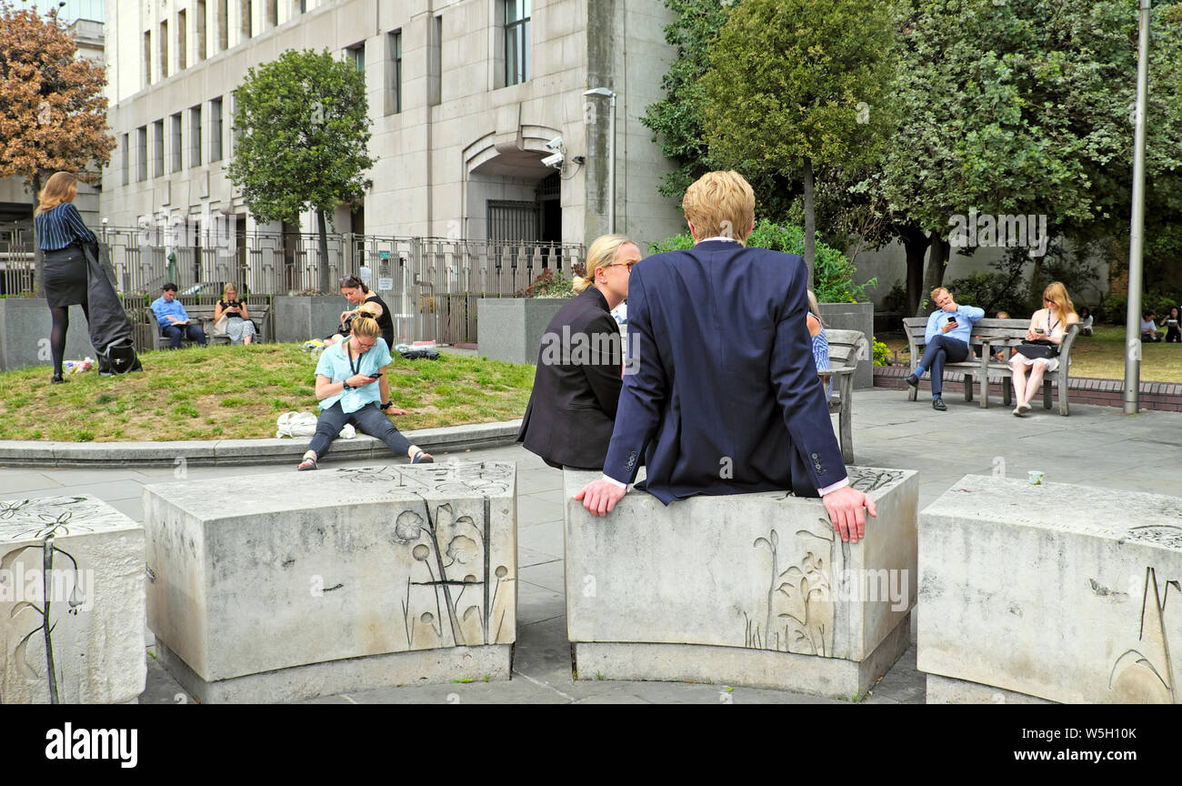 Lavoratori di ufficio persone che si siedono all'esterno su seduta concreta nel giardino di Fen Court a 120 Fenchurch in estate nella città di Londra Inghilterra Regno Unito KATHY DEWITT Foto Stock