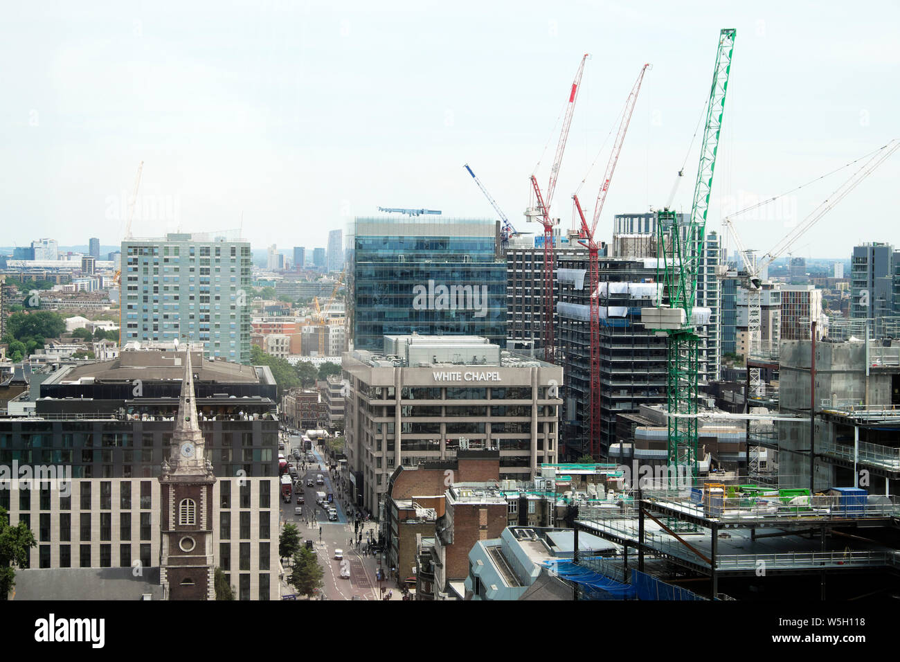Vista ad est oltre la zona di Whitechapel guardando ad est dalla terrazza del giardino a 120 Fenchurch Street a Londra England Regno Unito KATHY DEWITT Foto Stock