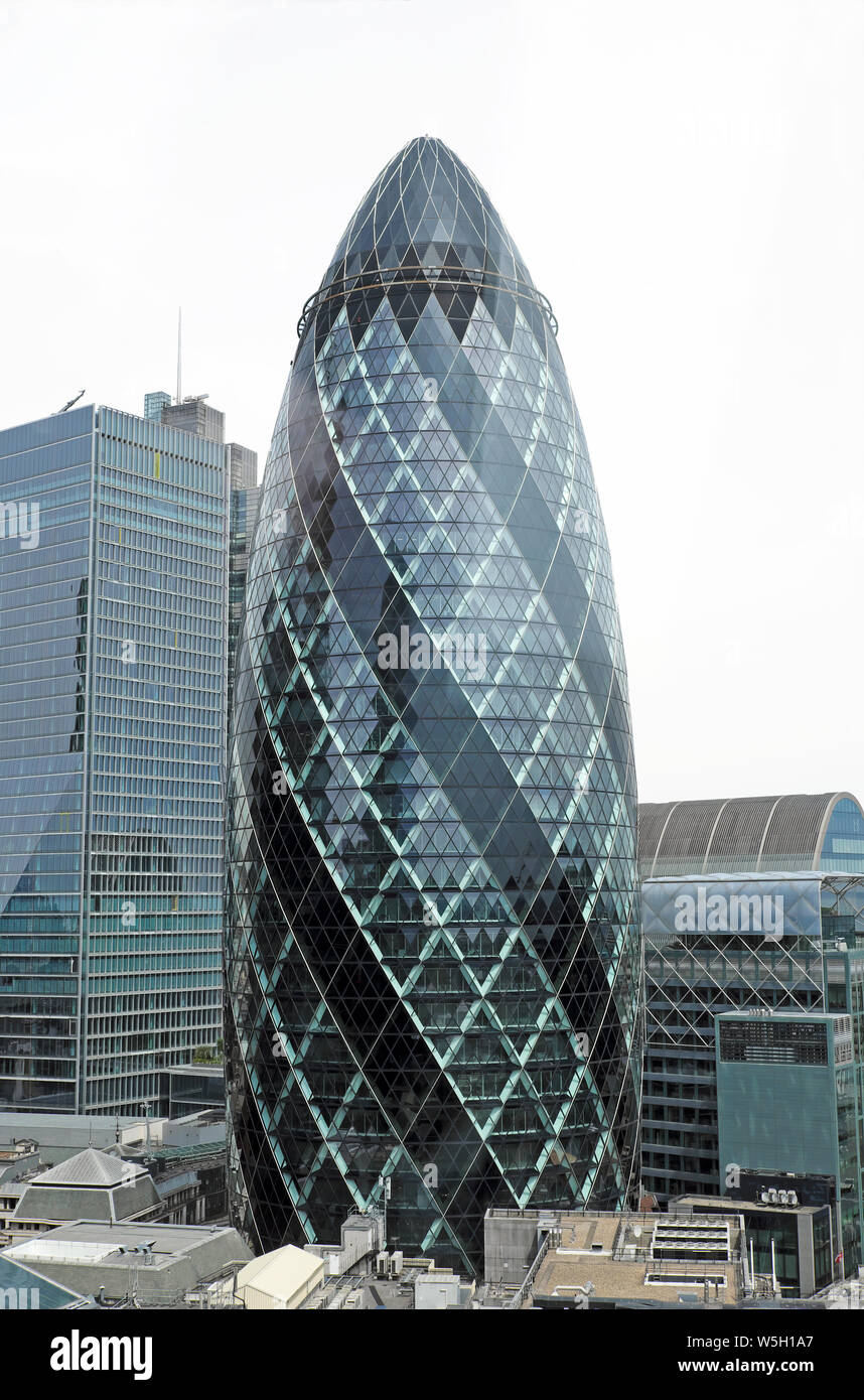 Veduta verticale del grattacielo di gherkin dal Garden al numero 120 sulla terrazza di Fenchurch Street a City of London Inghilterra Regno Unito KATHY DEWITT Foto Stock