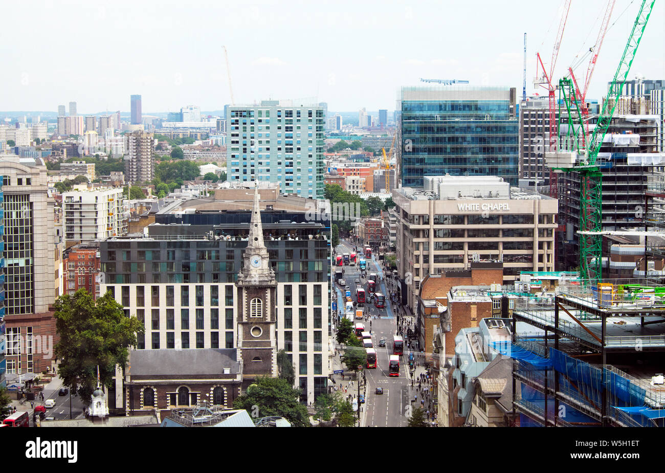 Vista est over Whitechapel High Street & Cappella bianca edificio per uffici da giardino terrazza a 120 Fenchurch Street London E1 Inghilterra UK KATHY DEWITT Foto Stock