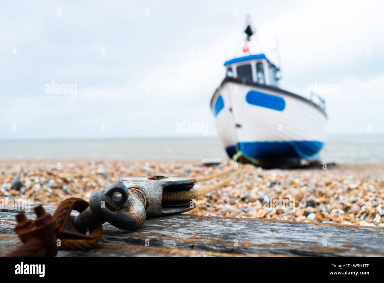La pesca in barca ancorata per il blocco e il paranco, Dungeness, Kent, England, Regno Unito, Europa Foto Stock