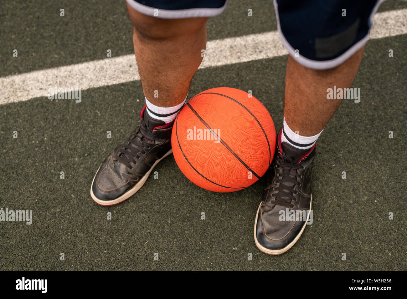Palla da gambe del giovane giocatore di pallacanestro professionale Foto Stock