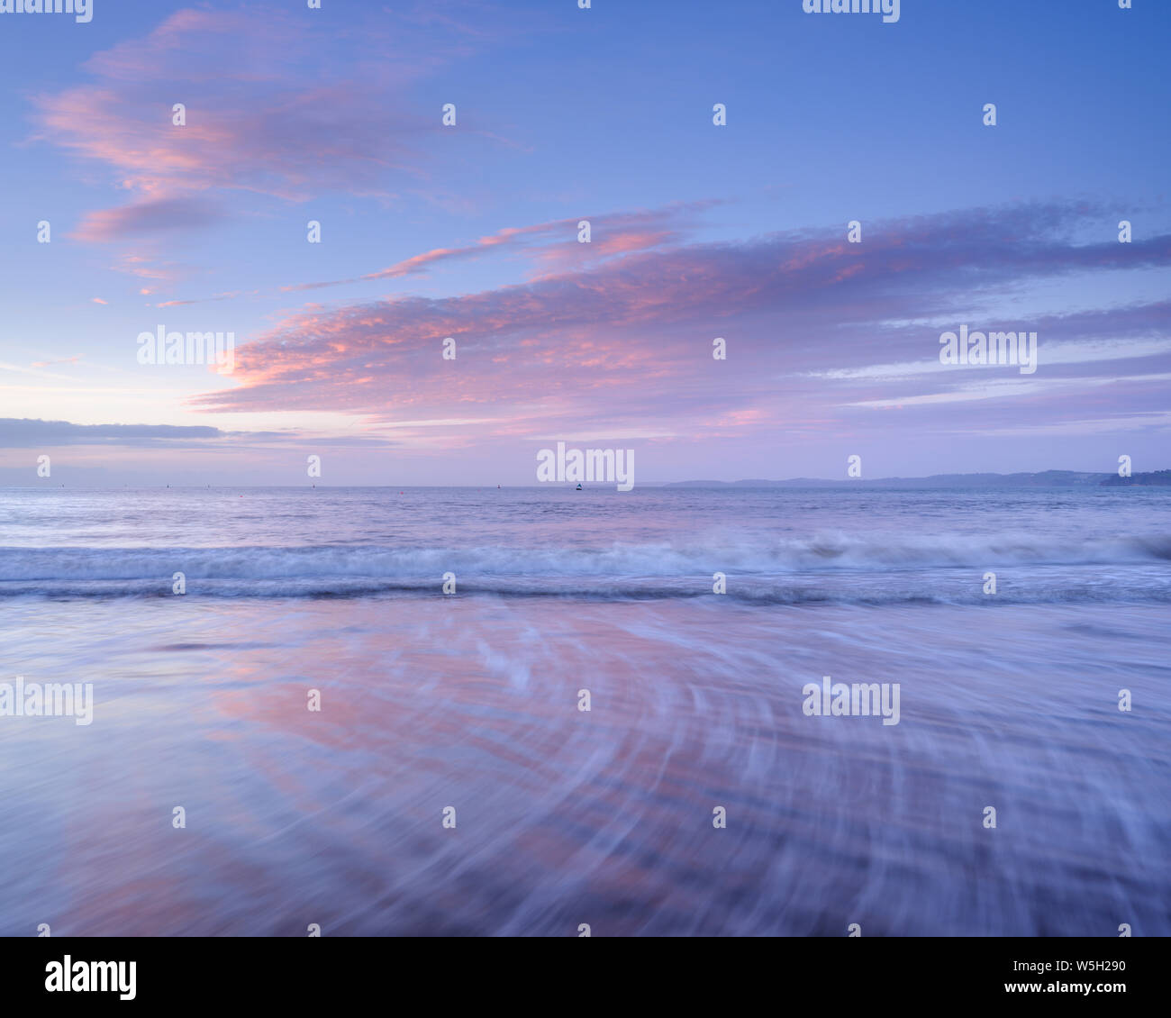 Tranquilla alba con nuvole riflettono in spiaggia bagnata, Exmouth, Devon, Inghilterra, Regno Unito, Europa Foto Stock