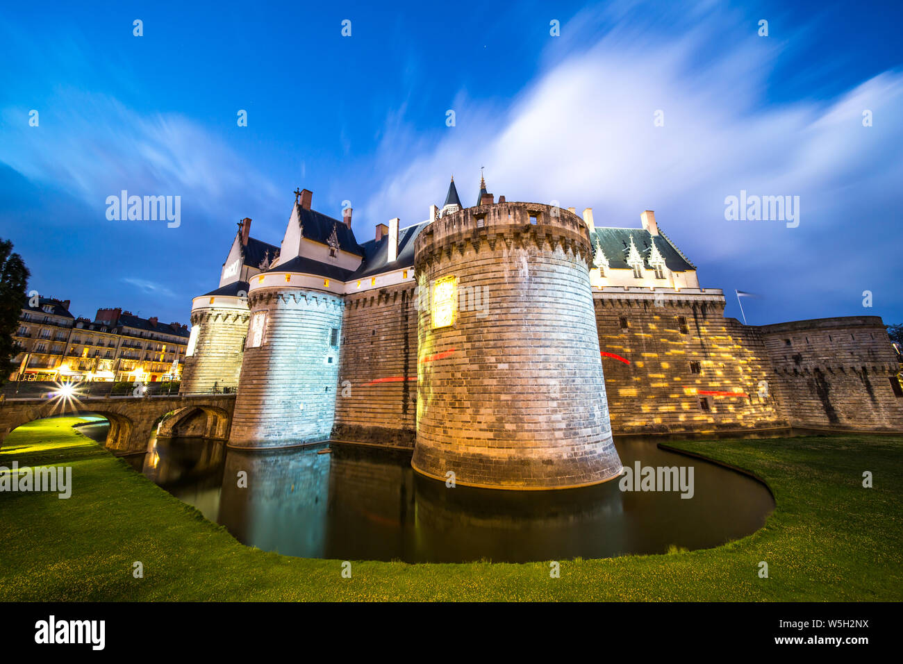Lo Château des Ducs de Bretagne, Nantes, Bretagne, Loire-Atlantique, Francia durante la notte durante il Festival rock Foto Stock