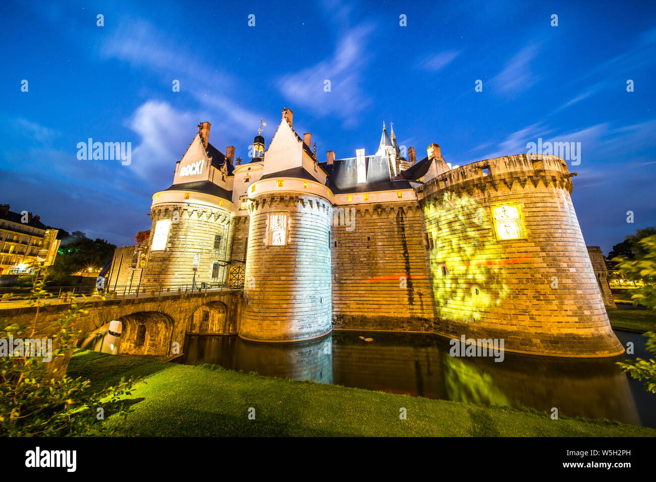 Lo Château des Ducs de Bretagne, Nantes, Bretagne, Loire-Atlantique, Francia durante la notte con Rock Festival Illiminations Foto Stock