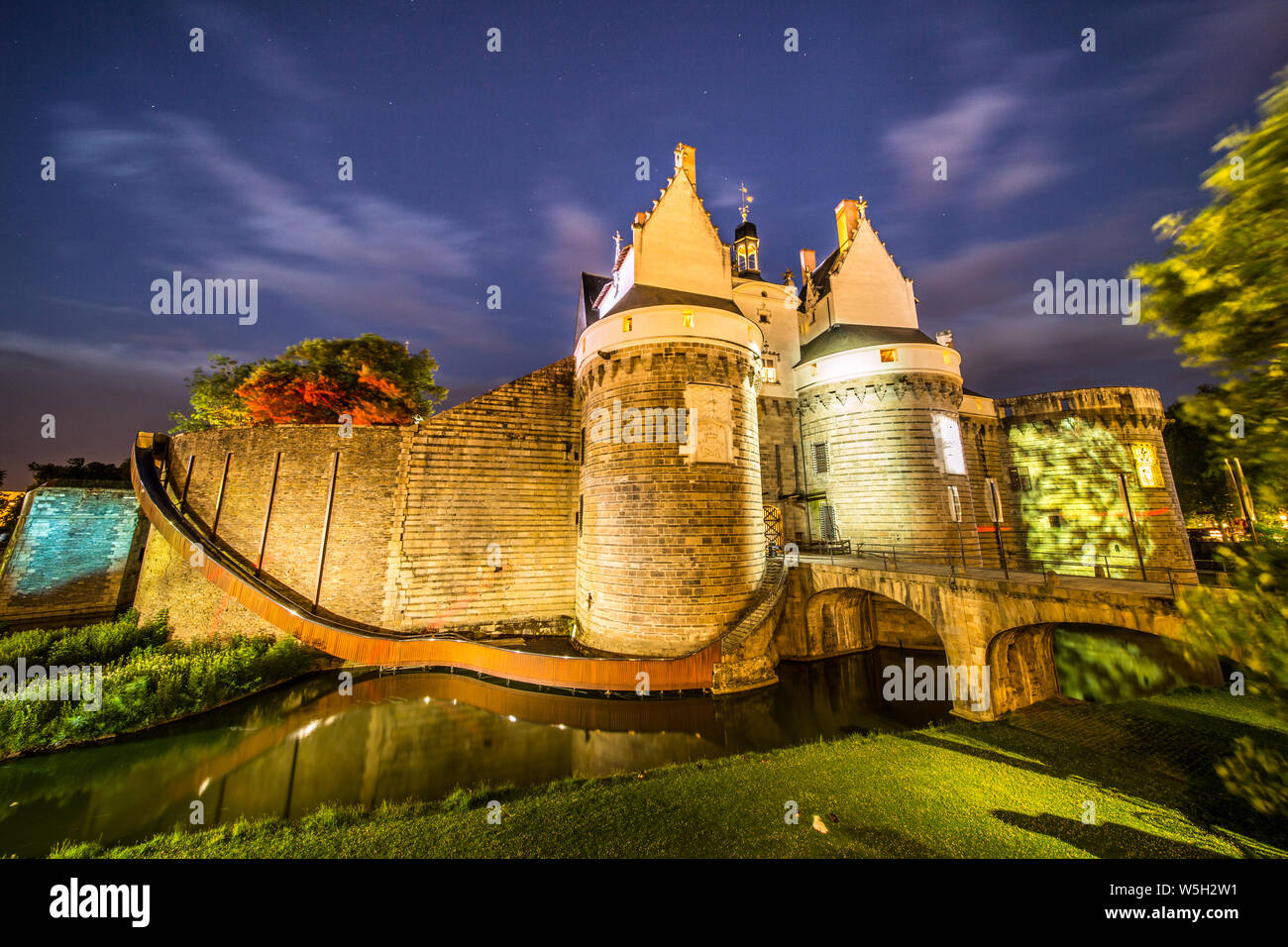 Notte stellata oltre lo Château des Ducs de Bretagne, Nantes, Bretagne, Loire-Atlantique, Francia Foto Stock