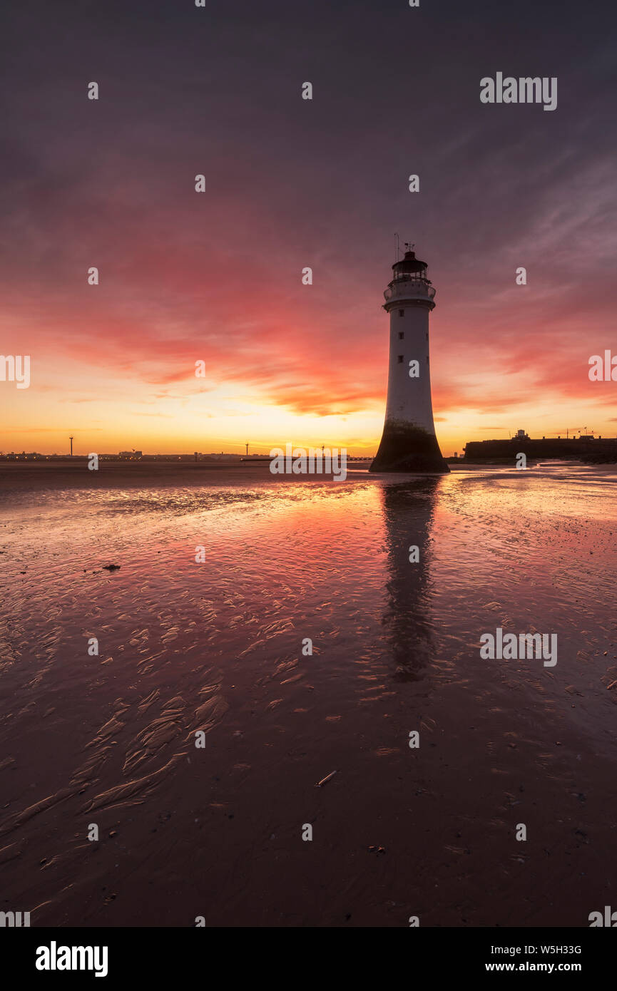 Sunrise drammatico al pesce persico Rock Lighthouse, New Brighton, Merseyside, il Wirral, England, Regno Unito, Europa Foto Stock