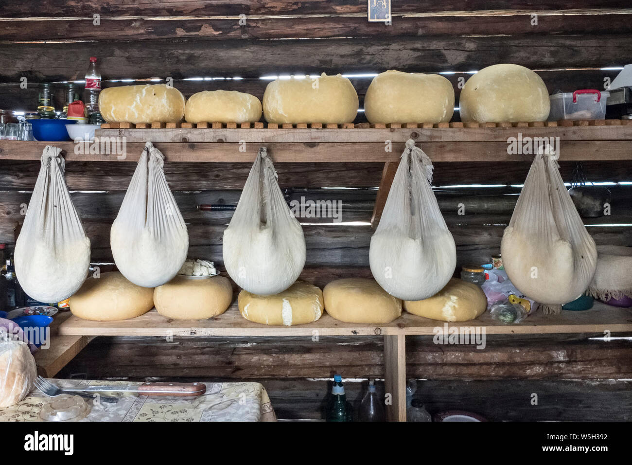 Bucovina, Romania settentrionale. Latte di pecora Formaggio essendo realizzato in una capanna di pastore alta nelle colline Foto Stock