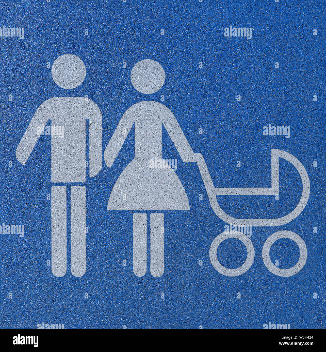 Firmare il padre e la madre con bambino trasporto Foto Stock