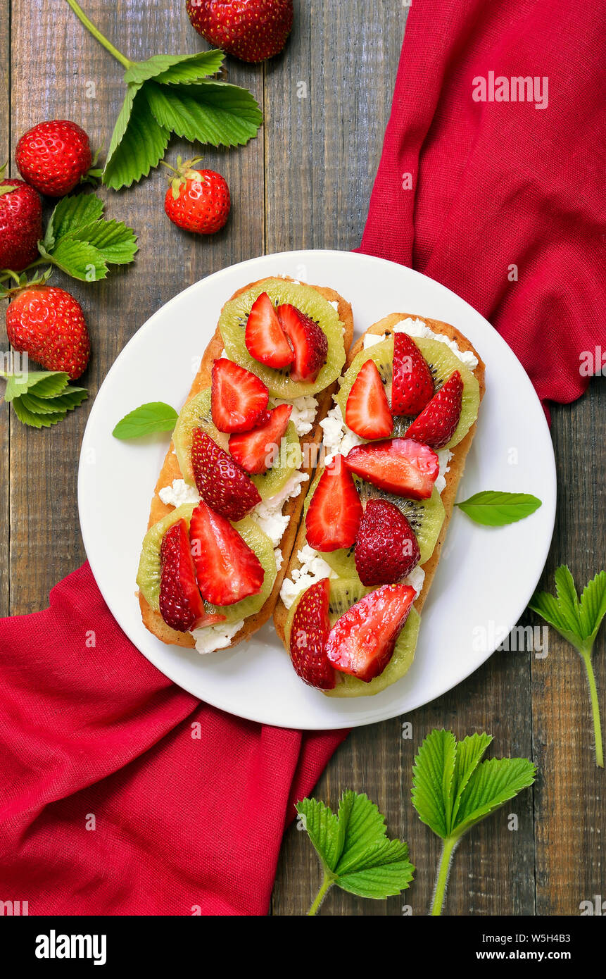 Panini con fragole e kiwi, vista dall'alto Foto Stock