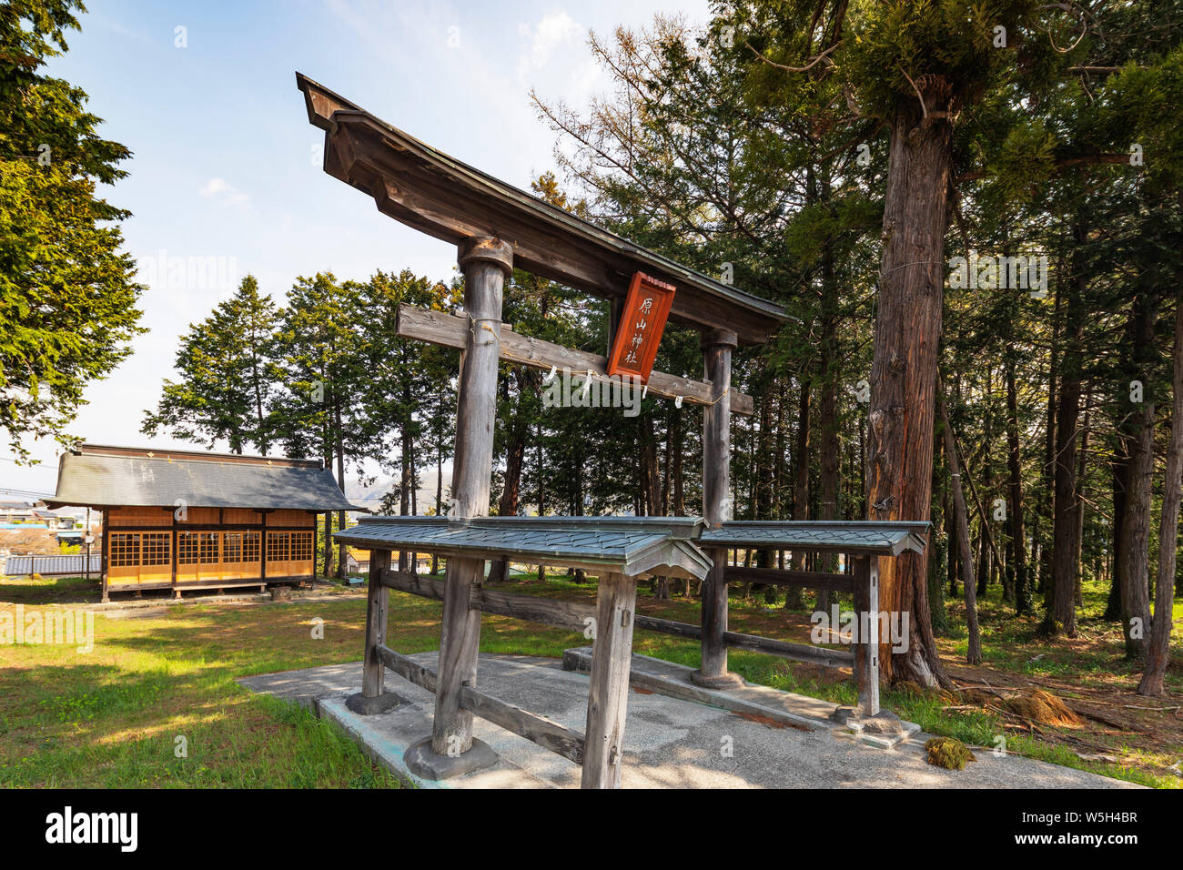 Harayama jinja sacrario scintoista, porta di legno torii con con tetto di travi, Prefettura di Nagano, Honshu, Giappone, Asia Foto Stock